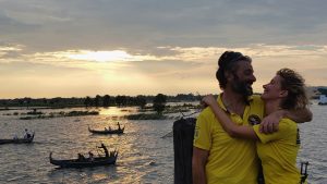Filippo e Francesca si abbracciano al tramonto durante il giro del mondo in Lambretta, sul lago Taungthaman in Myanmar.