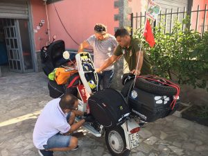 Controlli e modifiche alla Lambretta dopo il viaggio di prova all'Eurolambretta, con verifica dei bagagli e dell'allestimento prima del giro del mondo.
