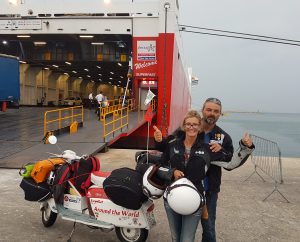 lambretta carica di bagagli all'imbarco del traghetto per la Grecia