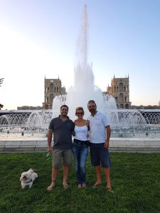 Noi con un amico davanti alla Government House e alla fontana monumentale di Baku.