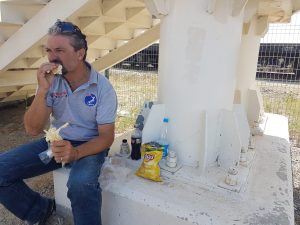 Pranzo improvvisato nel porto di Alat durante l'attesa del traghetto sul Mar Caspio verso il Kazakistan.