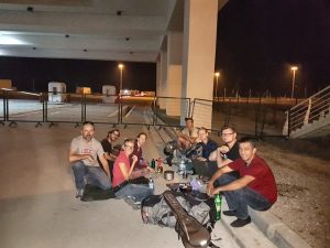 Viaggiatori accampati nel porto di Alat durante l'attesa del traghetto per attraversare il Mar Caspio verso il Kazakistan.