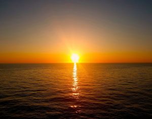 Tramonto sul Mar Caspio fotografato dalla nave cargo durante la traversata tra Alat, in Azerbaijan, e Aktau, in Kazakistan.