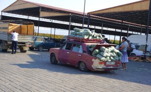 Vecchia Lada carica di cocomeri in un mercato tradizionale dell'Azerbaijan
