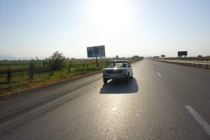 Vecchia Lada lungo una strada dell'Azerbaijan durante il giro del mondo in Lambretta.