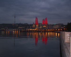 Skyline di Baku con le Flame Towers illuminate sul Mar Caspio.
