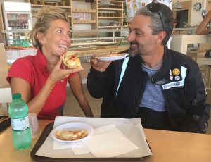 Francesca e Filippo mangiano la tipica Tiella di Polpo in un bar a Gaeta