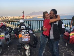 lambretta carichi di bagagli ed emozioni con lo sfondo del vesuvio a posillipo