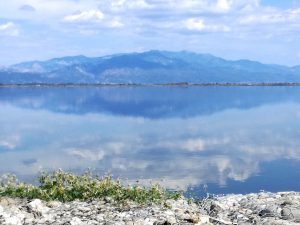 riflesso di una montagna sull'acqua di un lago in Grecia Settentrionale