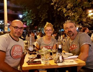 taverna greca che serve Meze, tanti piattini di specialità da condividere