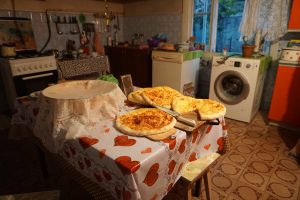 khachapuri cucinato in una cucina di una casa in cui siamo stato ospitati durante il viaggio in Georgia