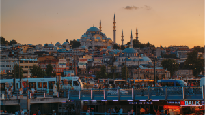 vista di Instanbul con la Moschea blu tra le case colorate.