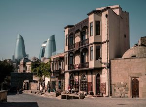 Centro storico di Baku con le Flame Towers sullo sfondo.
