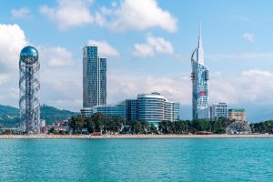Skyline di Batumi sul Mar Nero con grattacieli e architettura moderna in Georgia.