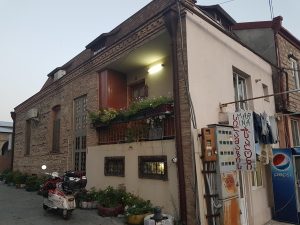 Lambretta parcheggiata davanti a una casa tradizionale a Gori durante un viaggio in Georgia.