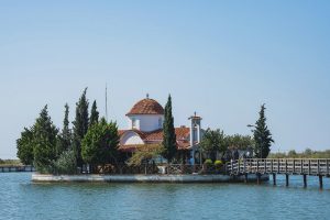 La chiesa di Panagia Pantanassa si trova su una piccola isola della laguna di Vistonida. Le due chiese al centro del lago sono uno spettacolo unico