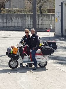 Lambretta completamente equipaggiata con bagagli e attrezzatura prima della partenza per il giro del mondo.