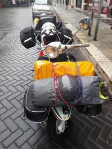 Vista frontale della Lambretta con bagagli, tenda e attrezzatura organizzati per un lungo viaggio.