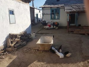 Cortile di una casa tradizionale in Uzbekistan con la Lambretta parcheggiata durante il nostro viaggio, ospiti di una famiglia locale a Qo'ng'Irot.