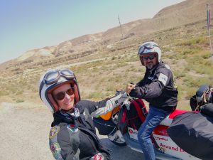 noi con la lambretta nella steppa azera