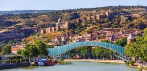Vista del Ponte della Pace e della Fortezza di Narikala nel centro storico di Tbilisi, in Georgia.