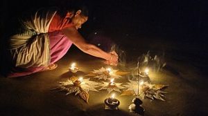 Donna accende i diyas, le tradizionali lampade a olio, durante i festeggiamenti del Diwali in India.
