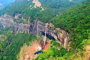 Nohkalikai Falls, la cascata a salto singolo più alta dell'India, nel Meghalaya.