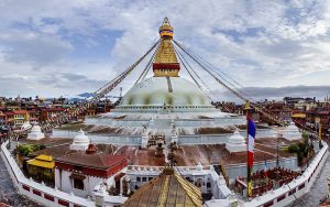Boudhanath Stupa a Kathmandu con i fedeli che percorrono il kora intorno alla grande stupa buddhista del Nepal.