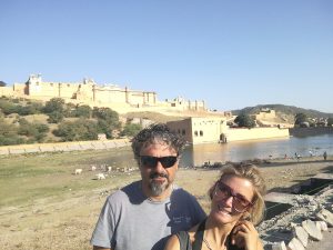 Noi davanti all'Amer Fort di Jaipur, l'imponente forte dei maharaja nel Rajasthan, durante il nostro viaggio in India.