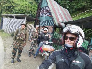 Noi in Lambretta con alcuni militari davanti a una caserma nel Nord-Est dell'India, dopo una notte trascorsa tra le montagne