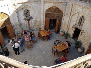 Cortile interno della Madrasa Mehtar Ambar a Bukhara, in Uzbekistan, oggi adibita a hotel tradizionale con camere affacciate sul chiostro.