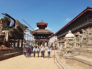 Durbar Square a Bhaktapur con templi Newari, statue in pietra e antichi edifici storici nel centro della città, Nepal.