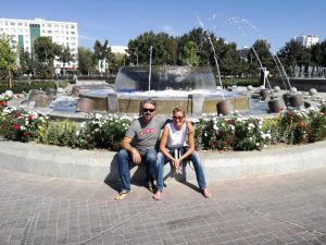 Noi seduti davanti a una fontana nel centro di Tashkent, capitale dell'Uzbekistan