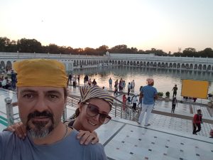Noi al Gurudwara Bangla Sahib di Delhi, uno dei templi Sikh più importanti dell'India.