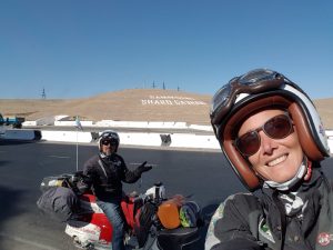 Selfie in Lambretta all'ingresso di Samarcanda, in Uzbekistan, durante il viaggio lungo la storica Via della Seta.