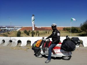 Lambretta carica da viaggio all'ingresso di Tashkent, capitale dell'Uzbekistan, durante il giro del mondo lungo la Via della Seta.
