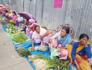 Donne vendono frutta e verdura al mercato di Imphal, nello stato del Manipur, nel Nord-Est dell'India.