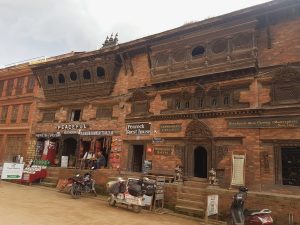 Peacock Guest House nel centro storico di Bhaktapur, tradizionale casa Newari con facciata in legno intagliato, Nepal.