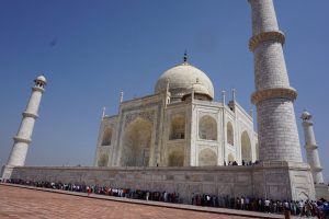 Vista panoramica del Taj Mahal ad Agra, capolavoro dell'architettura moghul e simbolo dell'India.