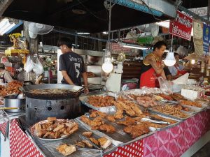 Banco di street food nel mercato di Chiang Mai con specialità della cucina del nord della Thailandia