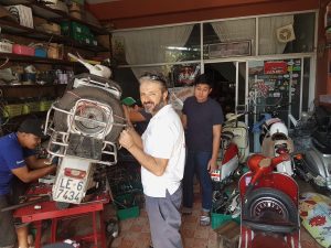 Lambrettisti di Chiang Mai riparano la Lambretta durante il nostro viaggio in Thailandia