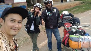 Fili e Fra con Thom e la Lambretta durante il viaggio in Thailandia dopo la riparazione del motore a Chiang Mai