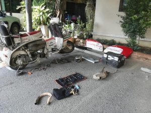 Lambretta smontata per la sostituzione del pistone durante il viaggio in Thailandia