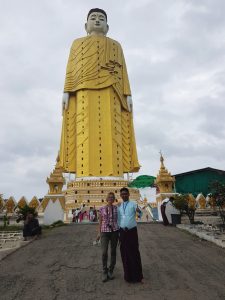 Francesca davanti al Buddha gigante del Maha Bodhi Tahtaung a Monywa, uno dei complessi buddhisti più importanti del Myanmar.