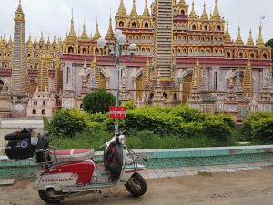 La nostra Lambretta parcheggiata davanti al tempio Mohnyin Thambuddhei Paya a Monywa, uno dei complessi buddhisti più spettacolari del Myanmar.