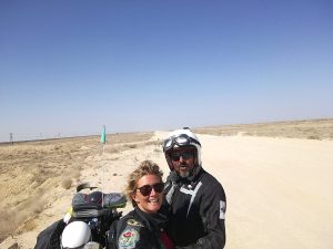 nel deserto del Mangystau in Kazakistan lungo una strada sterrata tra paesaggi aridi.