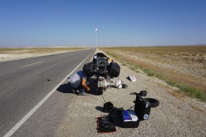 Una sosta forzata nel cuore del Mangystau per sostituire la ruota della Lambretta durante il viaggio verso il confine uzbeko.