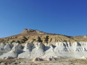 Formazioni calcaree e falesie bianche nel deserto del Mangystau in Kazakistan .