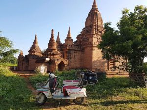 Lambretta davanti a un antico tempio della pianura di Bagan, uno dei siti archeologici più affascinanti del Myanmar.