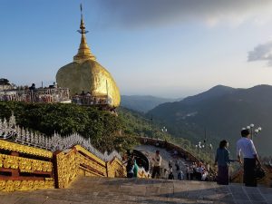 La Golden Rock (Kyaiktiyo Pagoda), il celebre masso dorato in equilibrio sulla montagna, meta di pellegrinaggio in Myanmar.